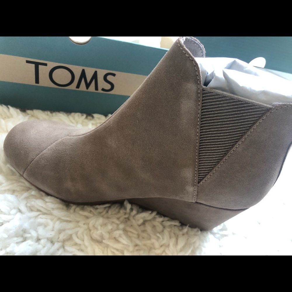 NIB Toms Kelsey Taupe Gray Suede Bootie